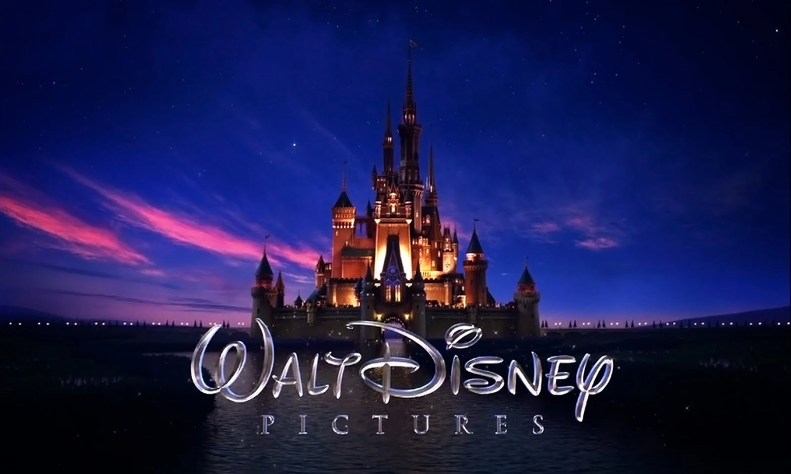 Walt Disney Pictures 로고 뒤로 붉은 노을이 지는 파란 하늘과 주황 빛으로 물든 성의 모습